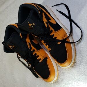 Air Jordan 1 Mid "Orange Peel" Size 9.5 (554724-081)